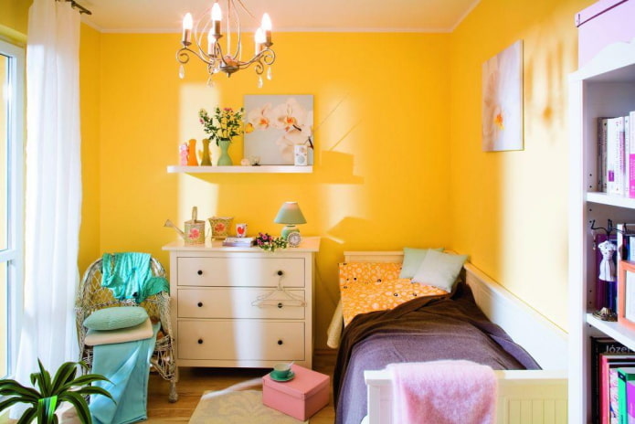 interior do quarto de uma menina em tons de amarelo