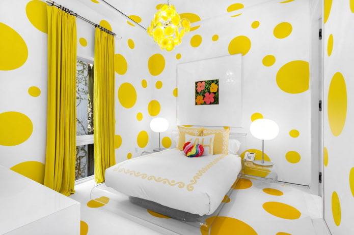 decoração e iluminação no interior do quarto em tons de amarelo