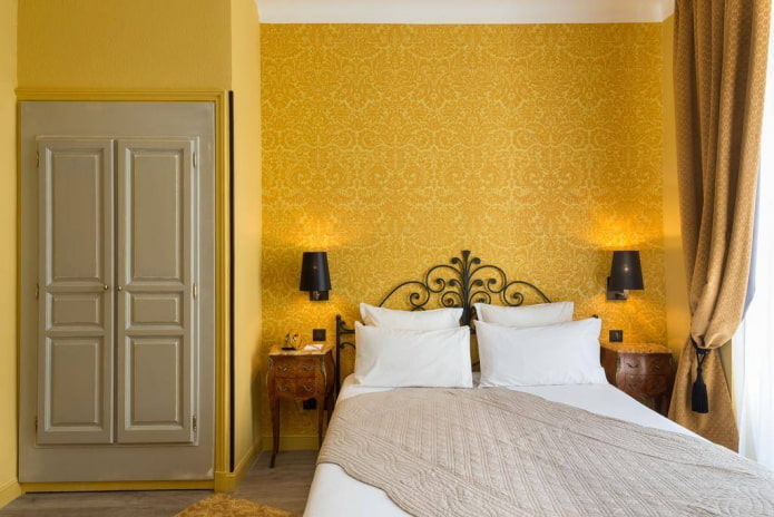móveis no interior do quarto em tons de amarelo