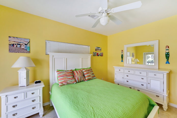 móveis no interior do quarto em tons de amarelo