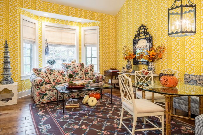 sala de estar com decoração de parede amarela brilhante