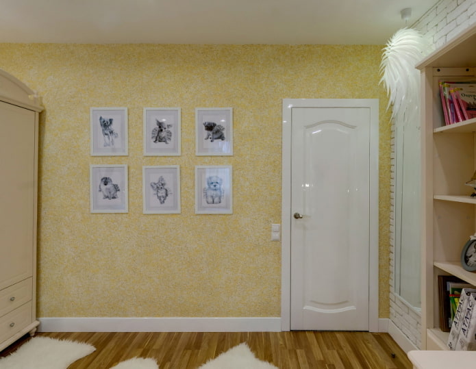 papel de parede amarelo no quarto do bebê