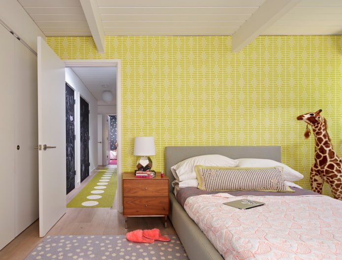 papel de parede amarelo com um enfeite