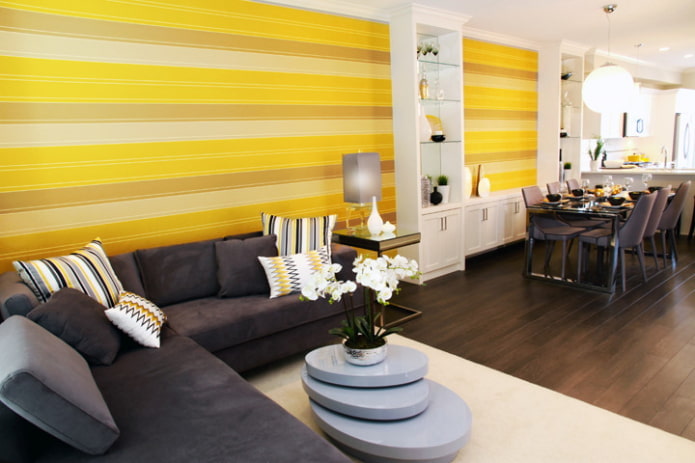 papel de parede amarelo listrado na sala de estar