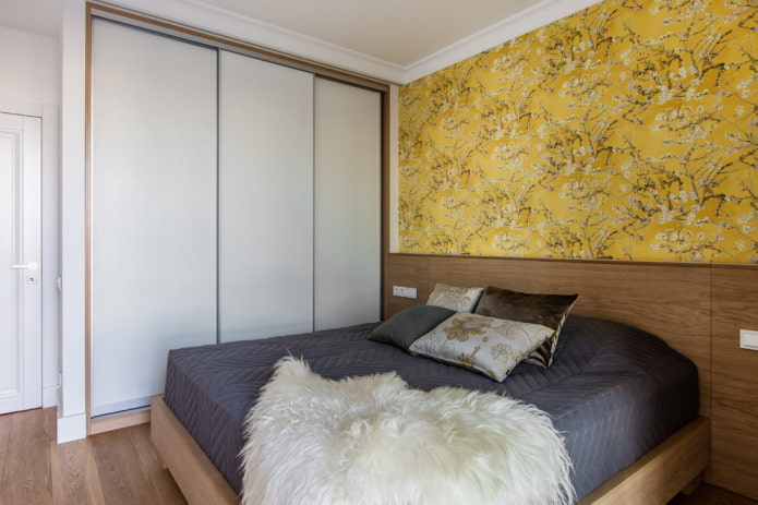 parede de destaque amarela no quarto