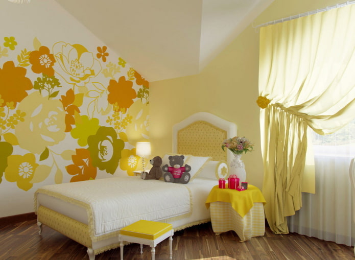 Papel de parede amarelo e laranja no quarto do bebê