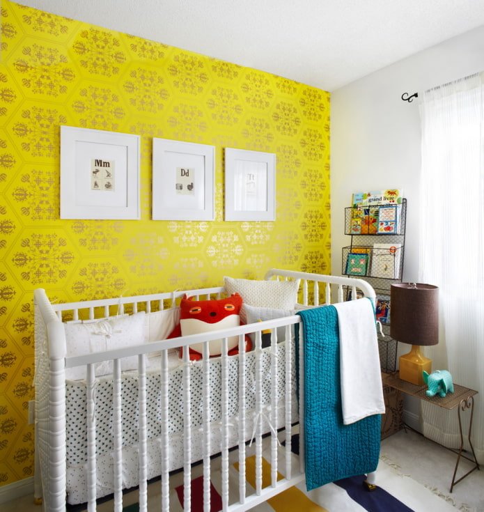 papel de parede amarelo brilhante no quarto do bebê