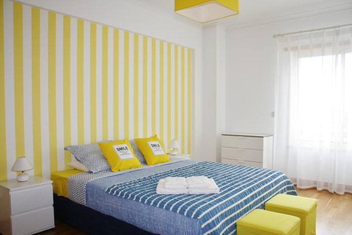 Papel de parede listrado amarelo e branco