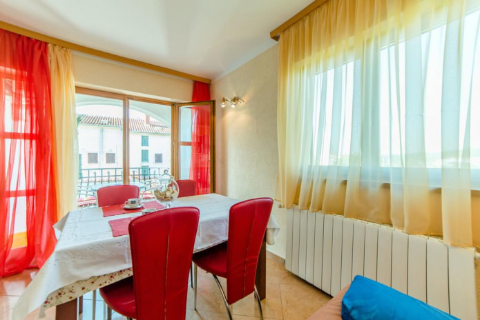 Cortinas amarelas e vermelhas