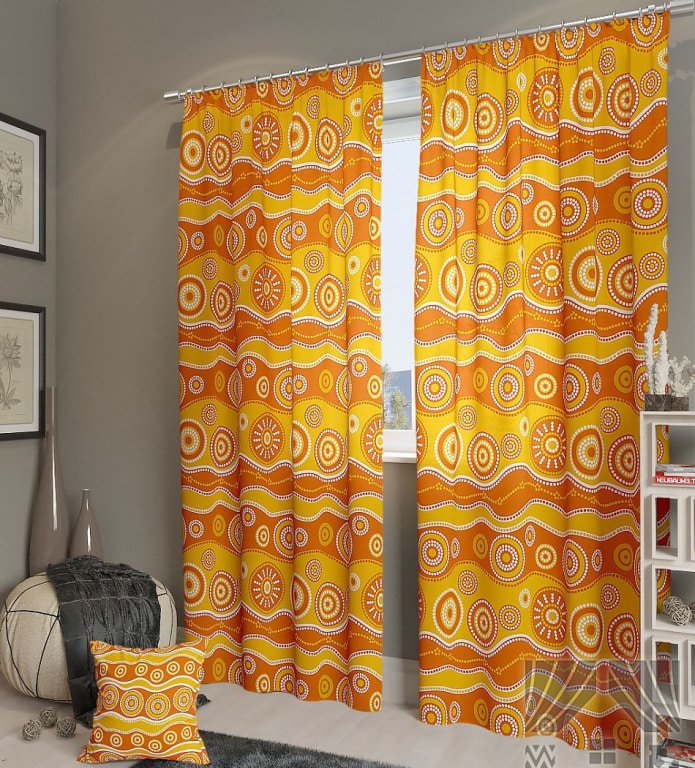Cortinas amarelas e laranja