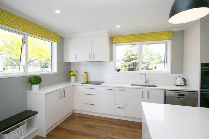 cozinha com cortinas amarelas