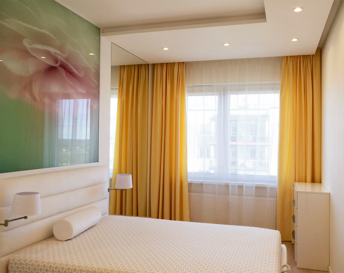 quarto com cortinas amarelas