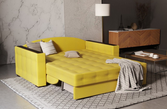 sofá dobrável amarelo no interior