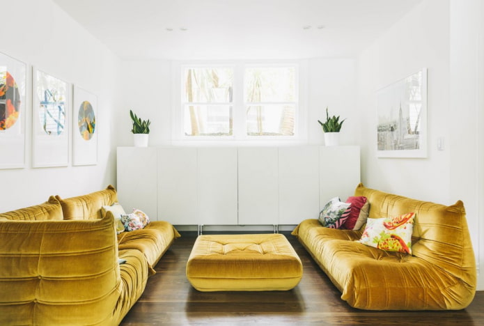 sofá dourado no interior