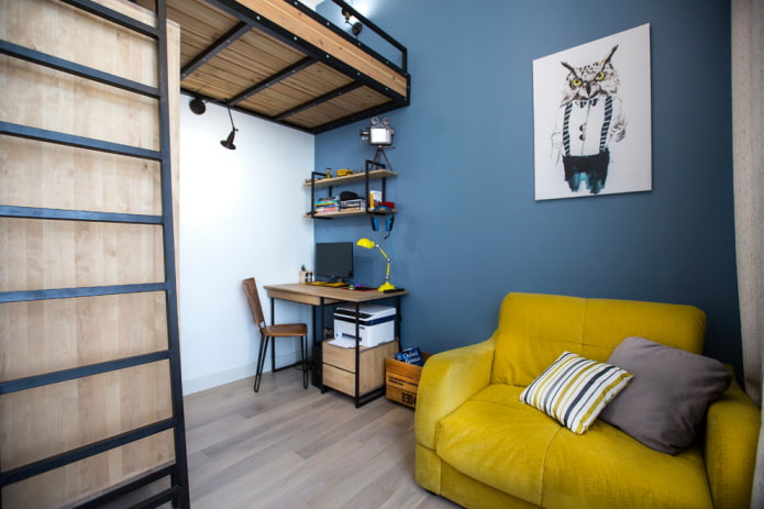 pequeno sofá amarelo no interior