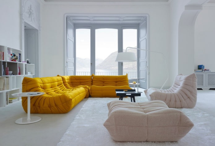 sofá amarelo brilhante no interior