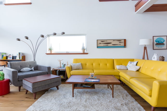 sofá amarelo com estofamento de couro no interior
