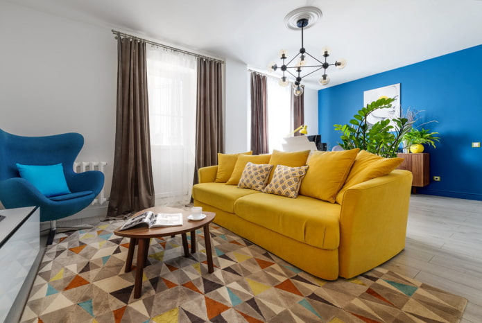 sofá amarelo na sala de estar