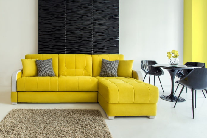 sofá amarelo com pufe no interior