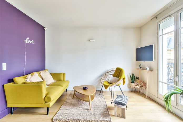 sofá amarelo com pernas no interior