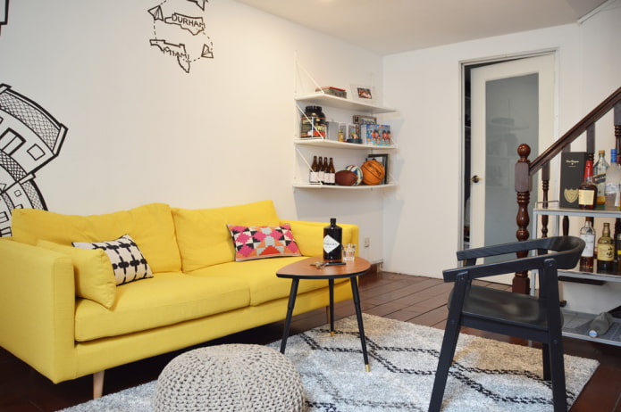 sofá amarelo reto no interior