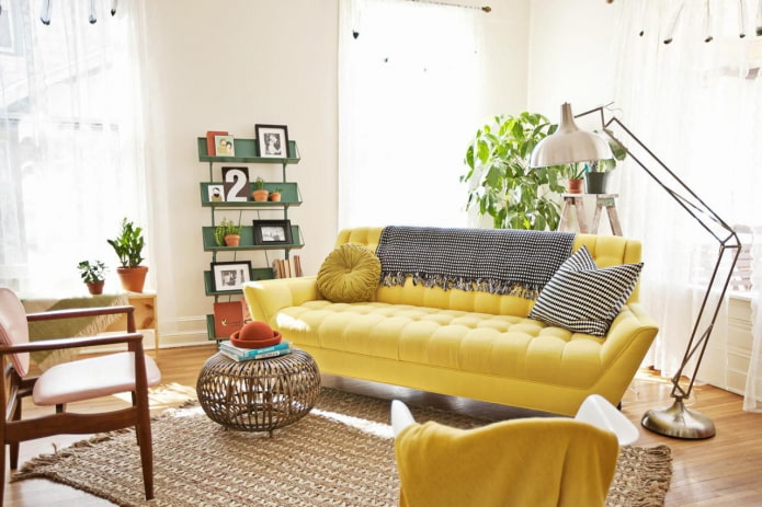 sofá amarelo reto no interior