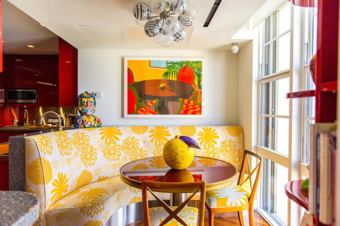 sofá branco e amarelo no interior