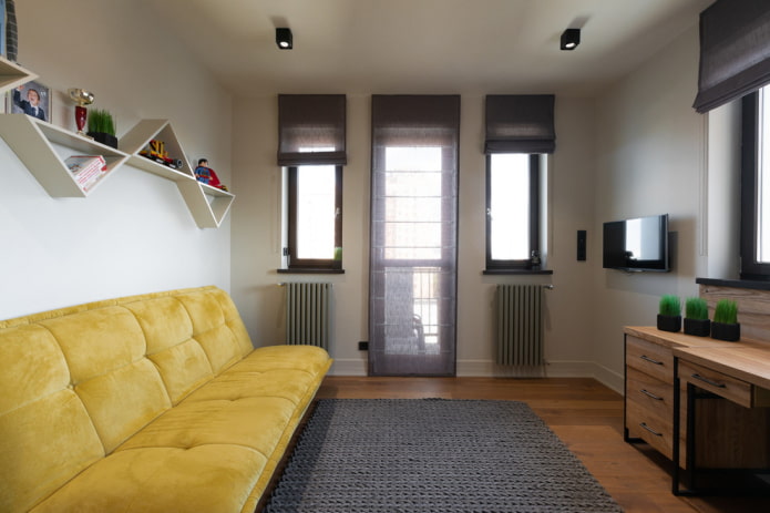 sofá amarelo no quarto das crianças