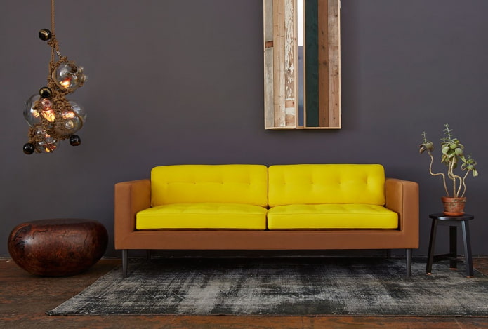 sofá amarelo e marrom no interior