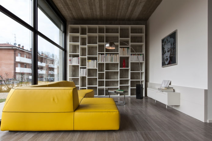 sofá amarelo em estilo minimalista