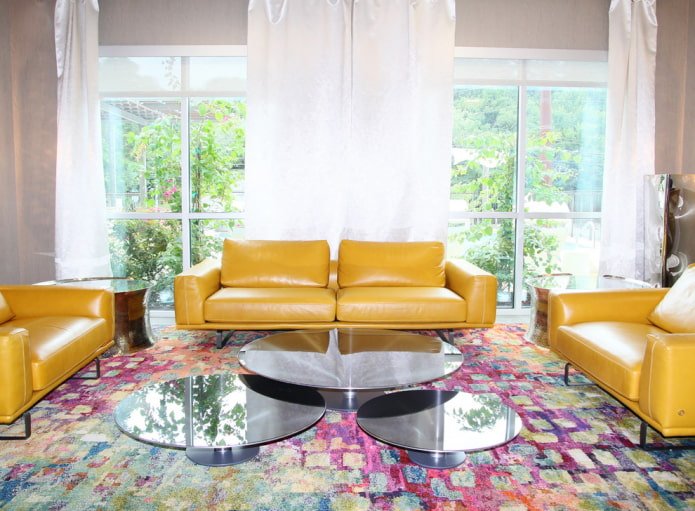 sofá amarelo com estofamento de couro no interior
