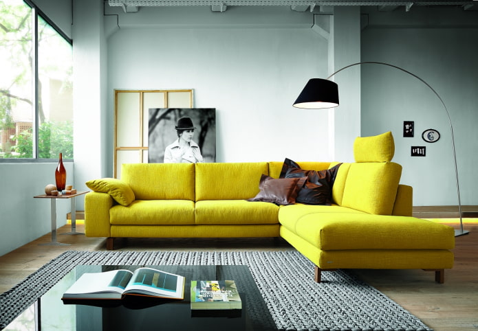 sofá amarelo grande no interior