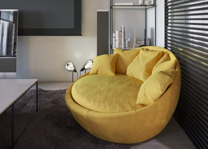 sofá amarelo oval no interior