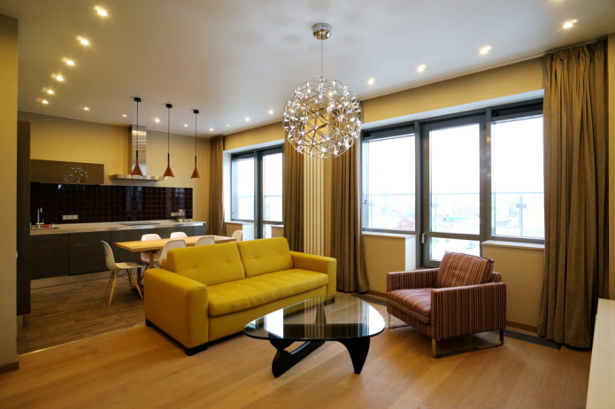 uma combinação de um sofá amarelo com cortinas