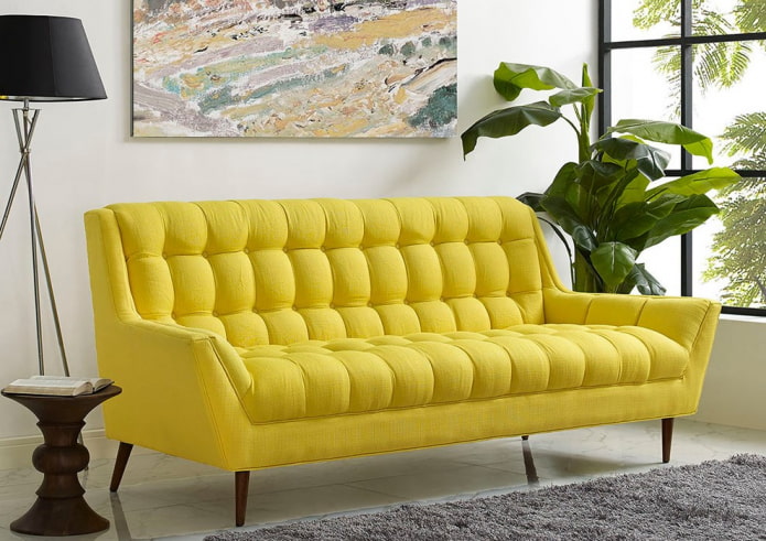 sofá amarelo com pernas no interior