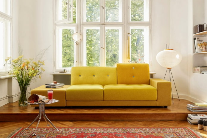 sofá amarelo com estofamento de tecido no interior