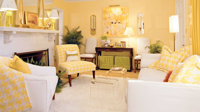 sala de estar em tons de amarelo-mel