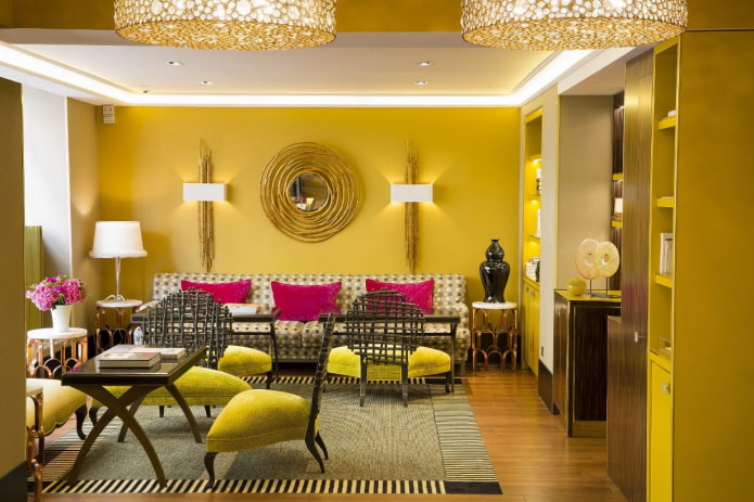 sala de estar em tons de amarelo-esverdeado com sofá em tom fúcsia Almofadas