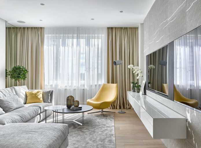 sala de estar cinza-prateada com poltronas e almofadas de sofá amarelo claro