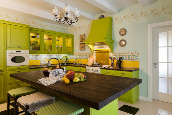 cozinha com conjunto de móveis verde claro e avental amarelo