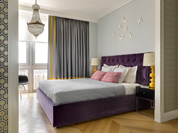quarto com detalhes em roxo e amarelo