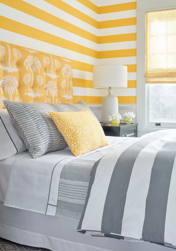 quarto em tons de amarelo e cinza com papel de parede listrado