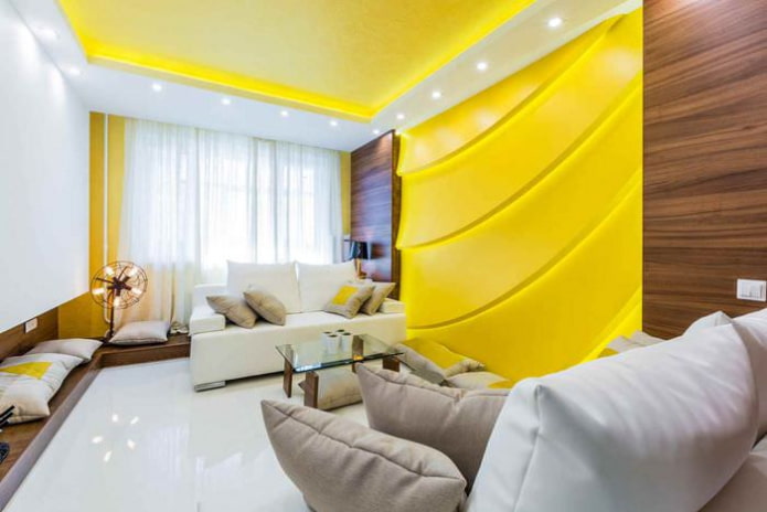 teto tenso amarelo e decoração de parede na sala de estar