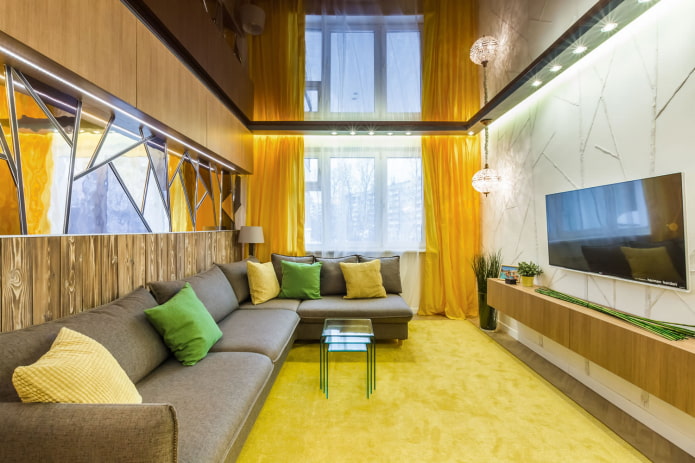 carpete amarelo na sala de estar