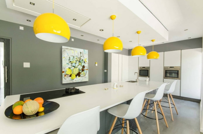 luminárias pendentes amarelas na cozinha