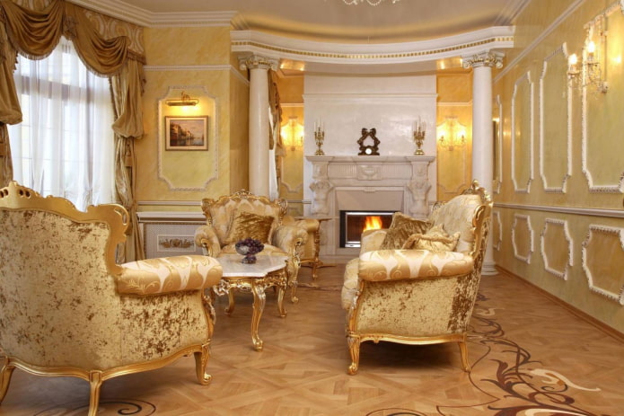 Sala de estar em estilo barroco em tons de amarelo dourado