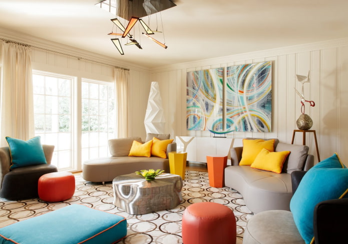 sala de estar em estilo vanguardista com detalhes em amarelo, vermelho e turquesa