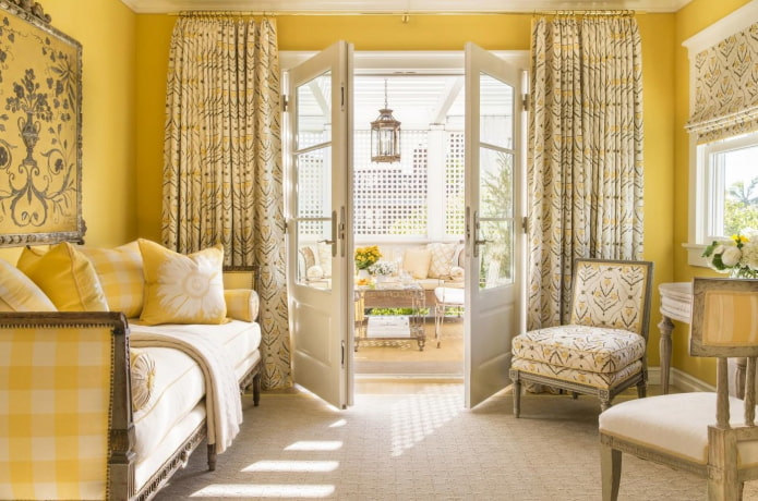 Sala de estar em estilo provençal em tons de branco e amarelo