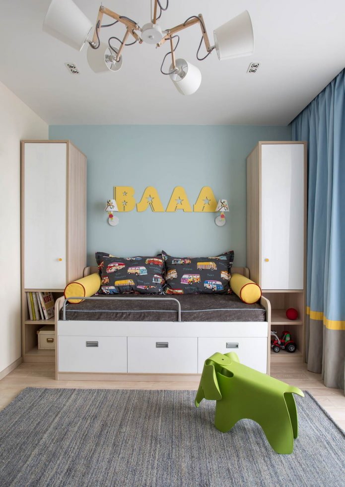 detalhes em amarelo no quarto de um menino