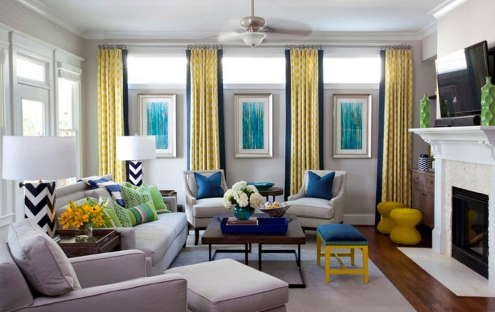 sala de estar branca em estilo Art Nouveau com detalhes em amarelo e azul